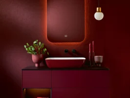 Une salle de bains avec des murs rouges et un lavabo Artis de Villeroy & Boch.