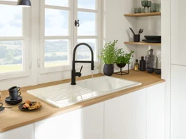Un rubinetto da cucina Linara davanti a una finestra con vista su un paesaggio