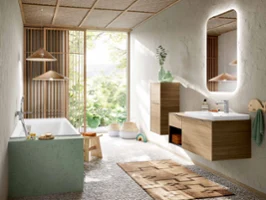Une salle de bains moderne avec une baignoire rectangulaire, un plan de toilette suspendu avec un lavabo, un miroir lumineux et des touches de bois. Une grande fenêtre avec vue sur la verdure La pièce affiche un design naturel et minimaliste.