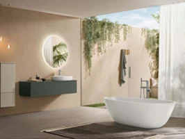 Ein modernes Badezimmer mit weißer Antao Badewanne und Waschbecken.