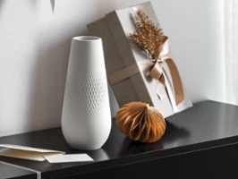 A tall Manufacture Collier Blanc Carré vase with a textured surface, perfect for elegant floral displays.