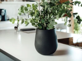 Manufacture Collier Noir Big Carré Vase Duży wazon Manufacture Collier Noir Carré z eleganckim matowym czarnym wykończeniem, idealny jako odważny element dekoracyjny.
