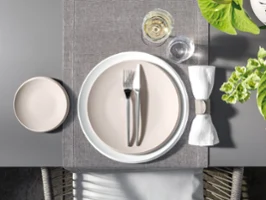 Mesa decorada con NewMoon en blanco y beige Mesa con cubiertos y vajilla NewMoon de Villeroy & Boch.