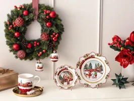 Festliche Villeroy & Boch Annual Christmas Edition 2025 mit dekoriertem Porzellan auf einem weißen Sideboard
