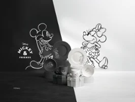 A range of black and white plates and cups from the Manufacture Mickey collection has been expanded. A set of black and white plates and cups from the Manufacture Mickey collection, arranged on a surface divided into black and white halves.