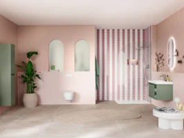 Grønn Skyla servant servantskap i et rosa pastellfarget bad Moderne bad med rosa vegger, stripete dusjområde, grønne detaljer, store speil og en potteplante.