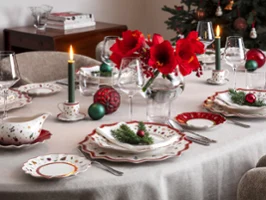 Une table de fête joyeusement décorée avec vaisselle et verrerie Toys Delight raffinée - idéal pour célébrer la saison festive