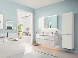 Baderomsmøbler i Subway 3.0 i et lyseblått baderom Et stort baderom med Subway 3.0 baderomsmøbler fra Villeroy & Boch.