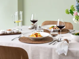 Gros plan d’une table conviviale pour deux avec la collection Artesano Original de Villeroy & Boch – deux assiettes à pâtes, ensemble de bols à sauce et carafe à eau Entrée. Une atmosphère fraîche et détendue, idéale pour les repas partagés et informels.