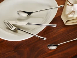The Udine cutlery range combines accentuated simplicity with playful flair. The collection with its elegant drop shape has a modern linear yet still feminine look. The Udine 24-piece cutlery set consists of 6 knives, forks, spoons and coffee spoons.