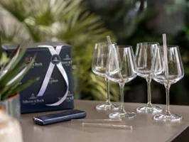 Un grupo de copas de vino Ovidio sobre una mesa. Un grupo de copas de vino Ovid con pajitas de cristal Purismo sobre una mesa.