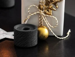 Candelero Manufacture Rock Home elegante en acabado Noir, con una caja de regalo bellamente envuelta.