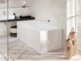 Une salle de bains moderne avec une baignoire blanche Oberon, un miroir rond au-dessus du lavabo, un tapis à motifs géométriques et une lumière naturelle entrant par une grande fenêtre. Deux lanternes en forme de panier sont placées à côté de la baignoire.
