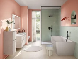 Bagno moderno con vasca "Squaro Edge" di Villeroy & Boch e "Subway 3". Lavabo, in una combinazione di pareti rosa pastello e doccia piastrellata verde.