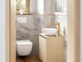 Un lavabo blanc Artis dans une petite salle de bains d’invités avec une fenêtre