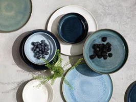 Différentes pièces Crafted avec des myrtilles ou des mûres, artistiquement arrangées sur une surface structurée.