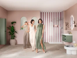 Eine selbstbewusste Frau befindet sich in einem großzügigen, stilvoll eingerichteten pastellrosa Badezimmer - sie zeigt sich mit drei unterschiedlichen Outfits. Im Hintergrund sieht man den Waschtisch mit passendem Unterschrank, den Seitenschrank und das WC aus der Skyla Badkollektion von Villeroy & Boch, die die verschiedene Looks der Frau unterstreichen.
