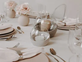 Ein NewMoon Kerzenhalter als Deko-Element auf einem Tisch, der für eine Dinnerparty gedeckt ist.