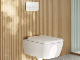 WC moderne suspendu avec un contour légèrement angulaire et un siège de WC assorti de la collection de salle de bain Skyla de Villeroy & Boch