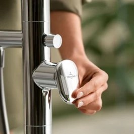 La main d’une femme actionne la robinetterie de salle de bains design de la collection Antao de Villeroy & Boch.
