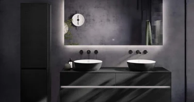 Miska WC w łazience całej w czerni Nowoczesna łazienka z zamontowaną na ścianie miską WC ViClean, ciemnymi ścianami i małym stolikiem z rośliną, książkami i lampą.