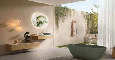 Minimalist Antao bathroom with ceramic in natural green Minimalist Antao bathroom with modern taps, a floating wooden washstand, a round mirror with backlighting, hanging lamps, a freestanding bath, a large window, plants and a view of the garden.