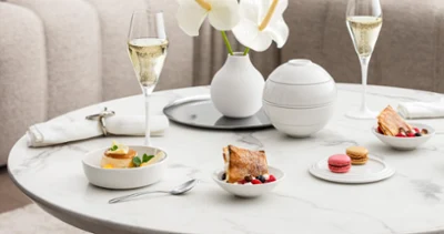 La Petite Boule White opened on coffee table paired with Manufacture Rock Blanc glassware