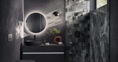 All-black style narrow bathroom All-black bathroom with an elegant black Finion vanity unit and a Memento 2.0 washbasin, a large Finion mirror and a Squaro Infinity shower tray.