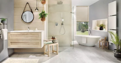 Wanna Theano z roślinami Wanna Theano w przestronnej łazience ozdobionej roślinami.