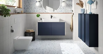Mobile sottolavabo Finion Midnight Blue Matt e pensile in un bagno moderno con accenti azzurri di Villeroy & Boch.