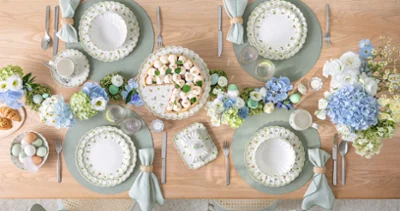 Table de Pâques avec Easter Delight en vert et blanc Une table de Pâques décorée de façon printanière avec Villeroy & Boch Easter Delight : des tons verts délicats, des détails floraux et des accents charmants pour un ensemble de Pâques harmonieux et moderne.