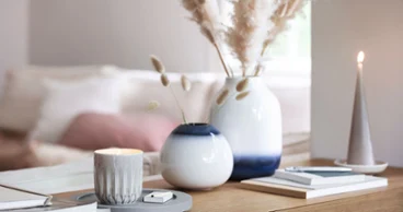 Mit einer Vase von Lave in klein und groß wird der Boho Style auf das Sideboard im Wohnzimmer gebracht.