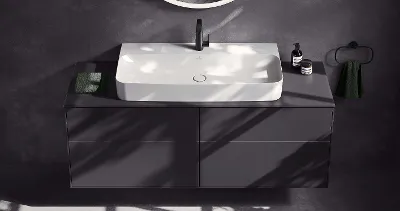 Bagno total black con doccia vetrata, WC "Antao" nero, mobile lavabo "Antao" a parete con lavabo da appoggio "Loop & Friends", specchio e finestra che lascia entrare la luce naturale.