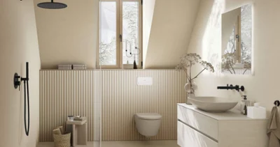 All-beige style bathroom with a sloping ceiling Modern bathroom with a rectangular Architectura shower, a Loop & Friends washbasin and a Collaro vanity unit, a Subway 2.0 toilet, a large mirror and a window.