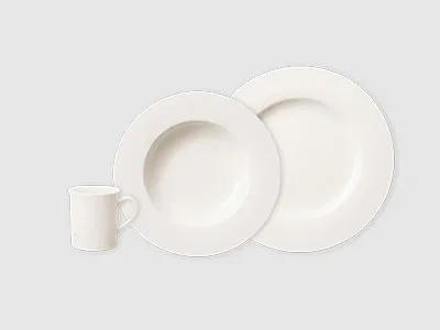 Eine weiße Tasse, eine weiße Schüssel und ein weißer Teller sind vor einem schlichten hellgrauen Hintergrund angeordnet.