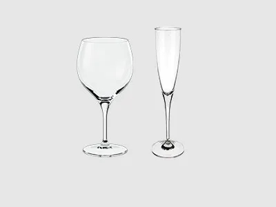 Ein Weinglas und ein Champagnerglas stehen nebeneinander auf einem schlichten hellgrauen Hintergrund.