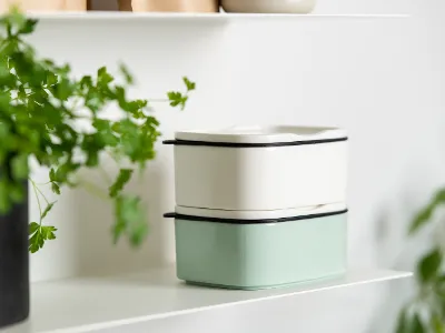 A shelf with two Villeroy & Boch To Go & To Stay lunch boxes in mint green and white.