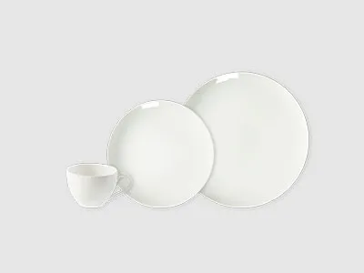Auf einem schlichten hellgrauen Hintergrund sind eine weiße Tasse, ein kleiner Teller und ein großer Teller angeordnet.