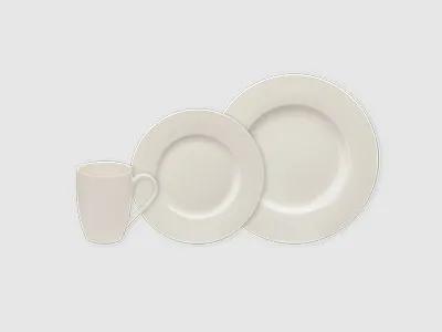 Eine weiße Tasse, eine weiße Schüssel und zwei weiße Teller sind auf einem schlichten hellen Hintergrund angeordnet.
