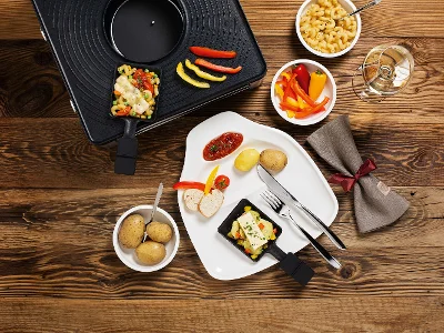 Un dressage de table barbecue parfait avec l’assiette à steak BBQ Passion, un steak grillé juteux, des légumes et un petit barbecue de table – idéal pour les amateurs de steak.