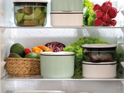 ToGo de Villeroy & Boch propose des boîtes de conservation bien organisées pour les fruits et légumes frais comme les légumes à feuilles, les poivrons, les radis et les agrumes dans votre réfrigérateur.