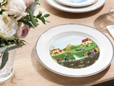 Design Naif Geschirr in Kombination mit eleganten Boston Glasvasen und Gläsern schafft eine elegante visuelle Komposition