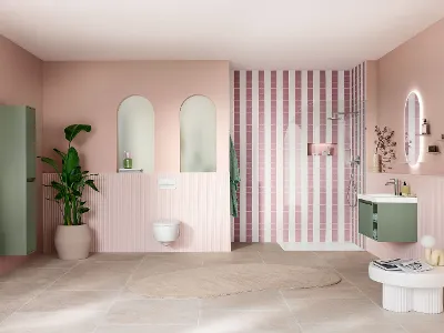Modernes Badezimmer mit rosa Wänden, gestreiftem Duschbereich, grünen Akzenten, großen Spiegeln und einer Topfpflanze.
