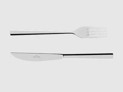Eine Gabel und ein Messer aus Edelstahl, parallel auf einem schlichten hellen Hintergrund platziert.