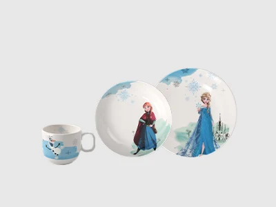 An arrangement of two plates of different sizes and a cup, decorated with Elsa, Anna and Olaf, presented on a light background.