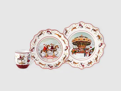 Drei Porzellanteller mit gewelltem Rand, jeweils mit farbenfrohen Karussell- und Jahrmarktszenen-Illustrationen.