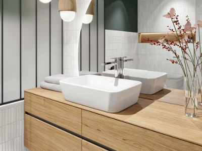 Biała umywalka stojąca na blacie Architectura z łukowatym lustrem Nowoczesna łazienka z białą umywalką stojącą na blacie Architectura, dekoracyjnymi lampami wiszącymi, łukowatym lustrem i wazonem z suszonymi kwiatami.