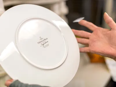 Bild zeigt die Signatur auf der Rückseite von Porzellan im Porzellanproduktionsprozess von Villeroy & Boch in Mettlach.