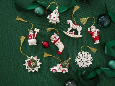 Nostalgischer Weihnachtsschmuck auf grünem Hintergrund