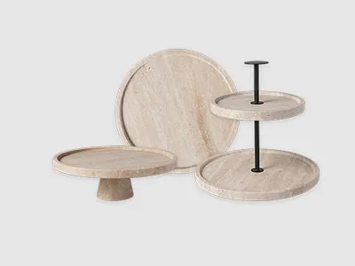 Drei Serviertabletts aus Holz, darunter ein rundes Tablett, ein Tortenständer und ein zweistöckiger Ständer, auf schlichtem Hintergrund.